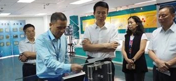 政协主席刘悦伦视察征途国际电子